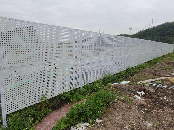冲孔网板围栏的特点及广泛应用